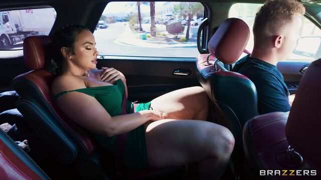 Толстушка с большими дойками ебется с водителем в машине