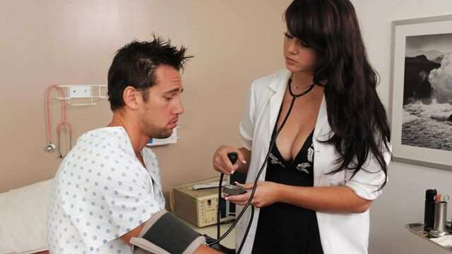 Докторша с натуральными большими дойками провела осмотр